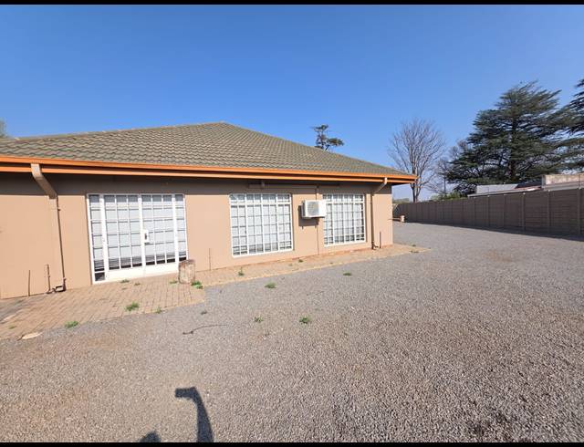 1,500M² OFFICE FOR SALE IN THREE RIVERS